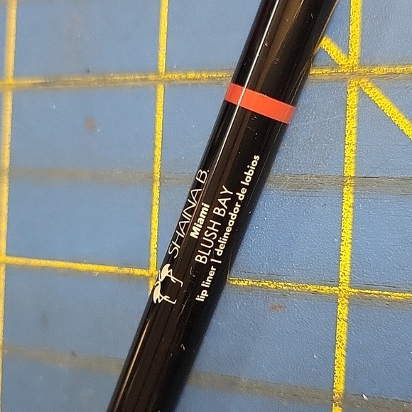 Shaina B Miami Lip Liner Pencil 0.25g Retractable Blush Bay New - Picture 2 of 3
